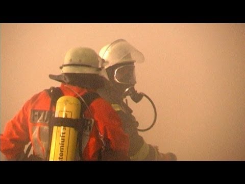 Feuerwehreinsatz bei Großfeuer in Bütlingen - Reetdachhaus abgebrannt