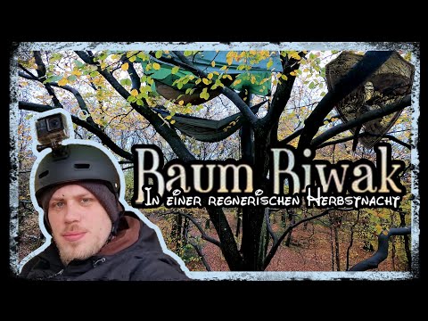 Baum Biwak in einer regnerischen Herbstnacht