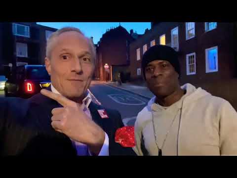 "彼は本物で、私たちのために話し、心から話し、私たちみんなを愛しています。これが私たちの未来の市長です」" (“HE’S REAL, HE SPEAKS FOR US, HE SPEAKS FROM THE HEART, HE LOVES US ALL. THIS IS OUR FUTURE MAYOR’”)