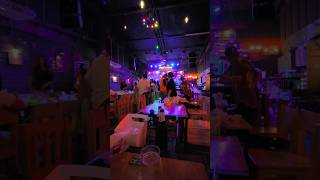 これぞタイ夜遊び! の店をテパラックで発見。プレーンプアチーウィットというジャンル。こういうの、ホント好きw タイ料理も普通にうまい。