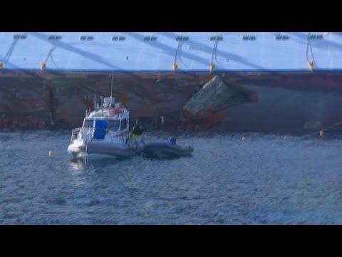 Coast guard looks at wrecked Concordia