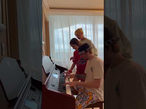 Кристина Орбакайте, Никита Пресняков и Клавдия Земцова импровизируют на пианино