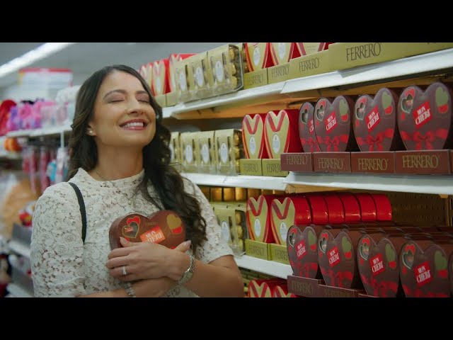 Vídeo relacionado con Taza Corazón XXL Premium para San Valentín con Plato · Regalo Dulce con Kinder Bueno, Ferrero Rocher, Haribo, Regalices, Piruleta Corazón y Corazones Rellenos · Taza de 400 ml · Listo para Regalar