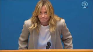 GIORGIA MELONI ARRIVA NELL’AULA DEI GRUPPI PARLAMENTARI PER LA CONFERENZA STAMPA DI FINE ANNO