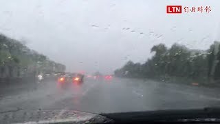 Re: [閒聊] 暴雨該開的是後霧燈，不是閃雙黃…