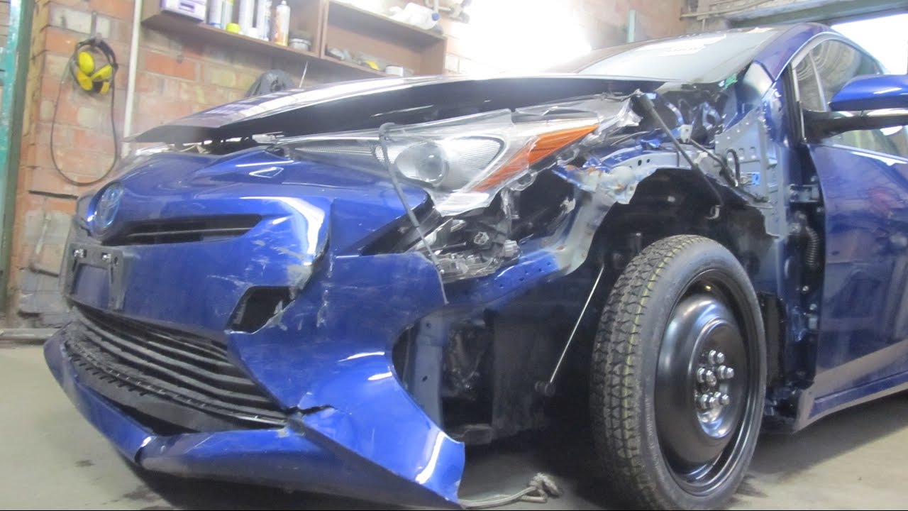 Russian Mechanic Fixes Crashed Toyota Prius in 7 Days - autoevolution