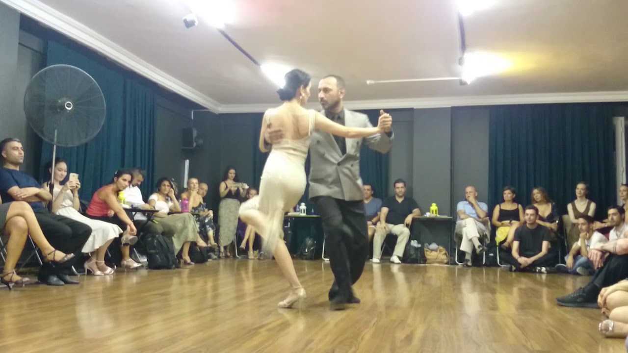 Gökhan Özen & Yağmur Toros. Tu Boca Mintió / Juan d'Arienzo feat. Armando Laborde. Milonga Perest