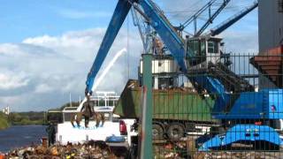 preview picture of video 'Binnenschiff Alfa Mea GMS 02313934 beim Schrott  laden in Oldenburg'