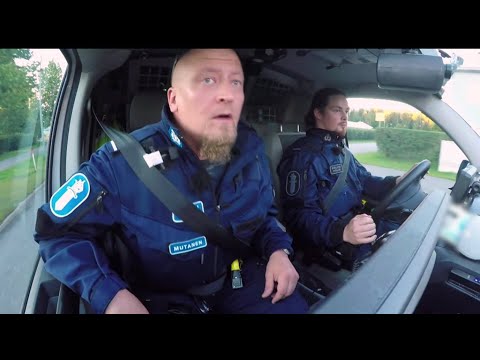 Auto lähtee karkuun - Poliisit Joensuu