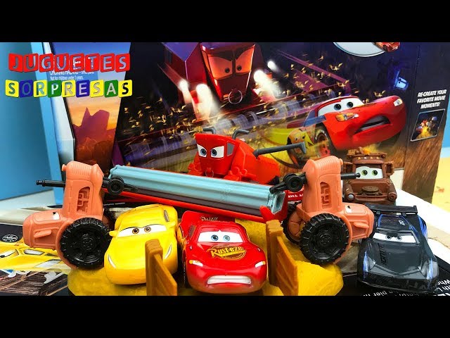 Vídeo relacionado con Mattel Disney Pixar Cars Huida de Frank Pista para coches de juguete con personajes de la película y accesorios, con cosechadora, tractor y Rayo McQueen , +3 años, HRX48