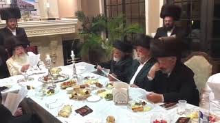 Michoel Schnitzler sings for the tosh rebbe.~מיכאל שניצלער א מצה אין אויבן אריין אצל האדמו"ר מטאהש