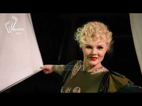 Top Channel/ Teatri shëtitës, në skenë komedia e Willy Russell, “Duke edukuar ritet”