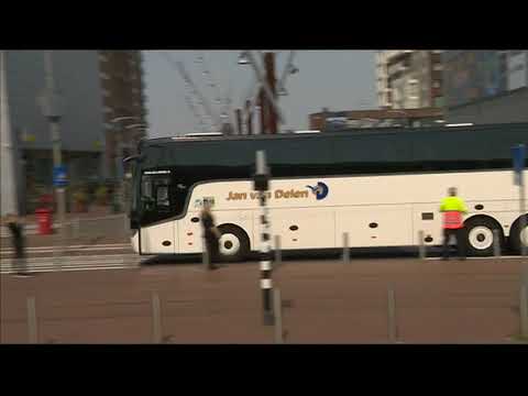 De supportersbussen van AZ komen aan in Rottterdam