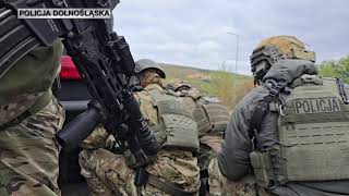 Wideo: Podoony materia wybuchowy, policyjny pocig, ranny napastnik i funkcjonariusz