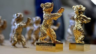 Gießer fertigen die Bären für die 76. Berlinale aus Bronze nach traditionellen Bronzegusstechniken
