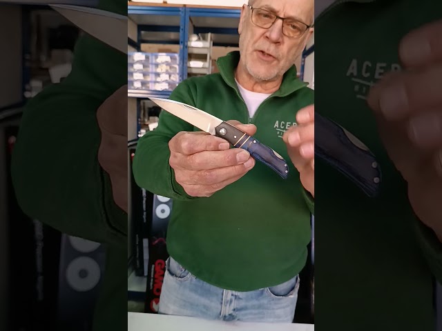 Vídeo relacionado con Tiendas LGP - Albainox - Navaja Bandera de España, Acero INOX. Hoja de 9 cm. Plegable Mango en Madera de Stamina mixta Verde y Roja, Incluye cordón de polipiel y detalle metálico. Campig Caza, 18840