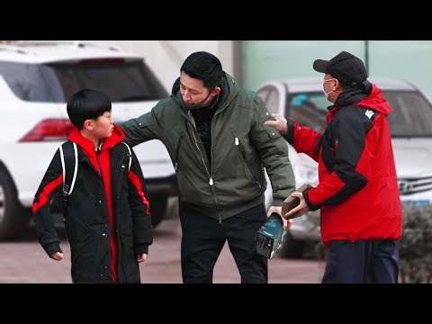 看到陌生男孩被拐賣，這位大爺抄起一塊板磚追向“人販子”！