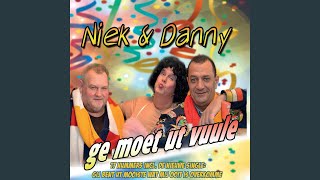 As Amadeiro ut station komt binnenrije