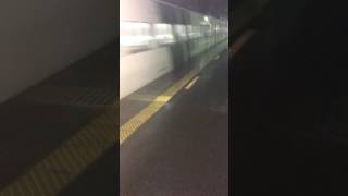 大雨の中颯爽と大磯駅を通過する185系(新旧混合塗装)