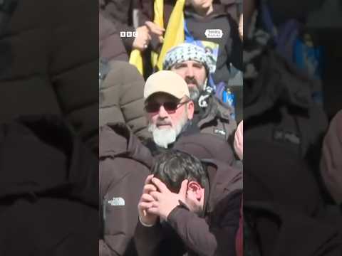 فيديو | عشرات الآلاف يشيعون نصر الله والطائرات الحربية الإسرائيلية تحلق فوق الجنازة