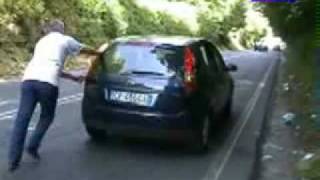 Schwerkraft spielt verrückt in Italien - Auto rollt den Berg hinauf