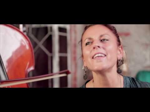 Melech Mechaya  & Lamari de Chambao    Un Puente