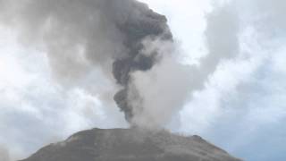 preview picture of video 'Volcan Tungurahua erupting 2011'