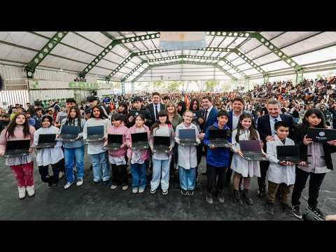 Orrego entregó computadoras a alumnos de primaria y secundaria de Santa Lucía