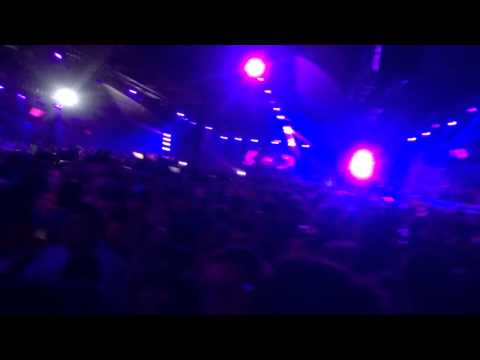 Dyro drops Grid Vs A-Trak remix of Yeah Yeah Yeahs - Heads Will Roll at Pier 94 12/28