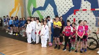 Wideo1: Otwarcie hali sportowej w SP2 Gosty�