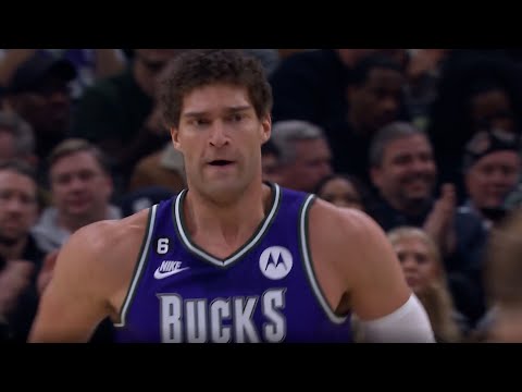 Brooke Lopez dominates the paint, scoring through 3 defenders vs clippers