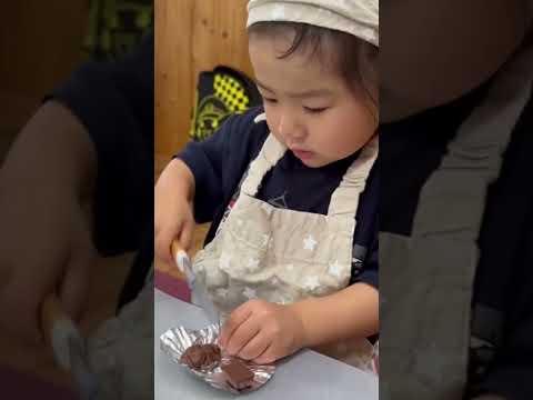こども学科 包丁を使ってクッキングする2歳5ヶ月