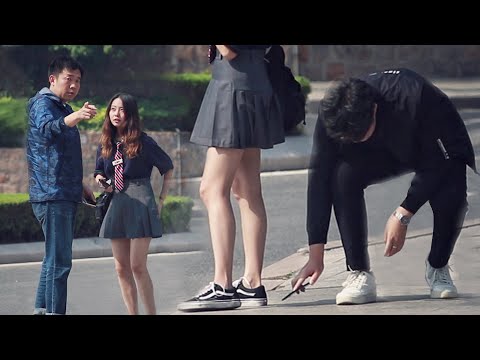 當女孩街頭遭遇“偷拍裙底”，路人們會怎麼坐？