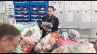 Их любят все! Медведеву и Загитову задарили игрушками после выступлений