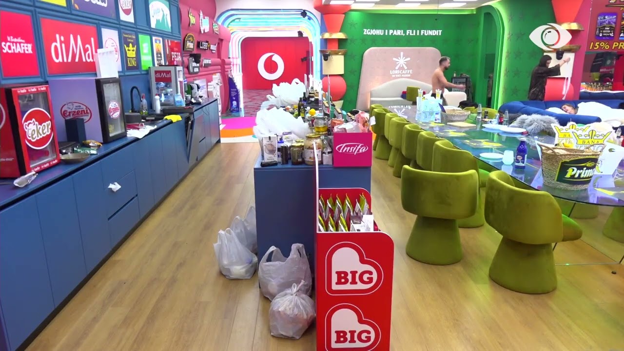 “Lëri filmat…”/ Egli debaton me Gjestin pasi u hodhi rrobat në living