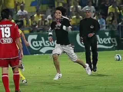 Ultras Hapoel - Fan enters the field and throws smoke grenade