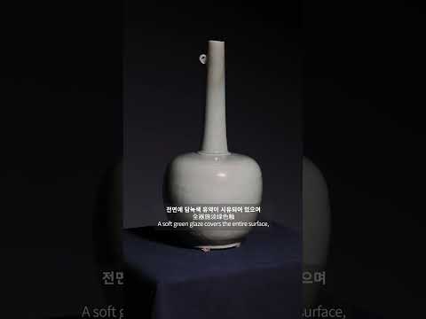 청자 음각 연화문 장경병 (青瓷阴刻莲花纹长颈瓶) A Celadon Long-Necked Bottle with Incised Lotus Design