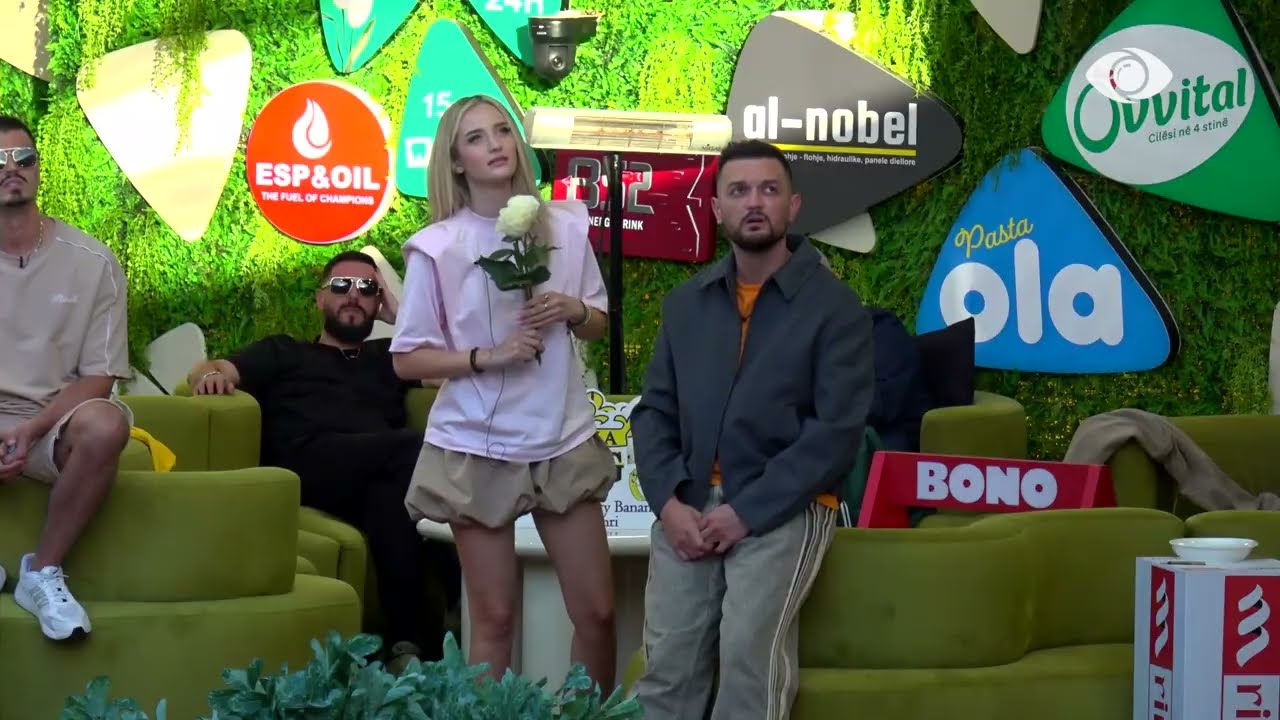 Surprizë nga ajri për Selin, tre parashuta njëherësh