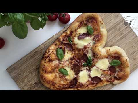 Heart-Shaped Organic Pizza (German Text)