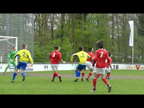 Vrije trap richting zestien meter, wordt afgeslagen en eindigt in een nieuwe vrije trap voor GDA