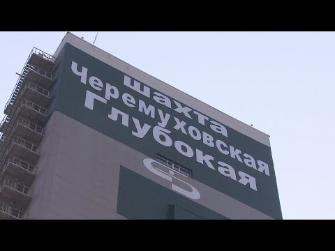 На Урале шахтёры плавают в лодках на километровой глубине