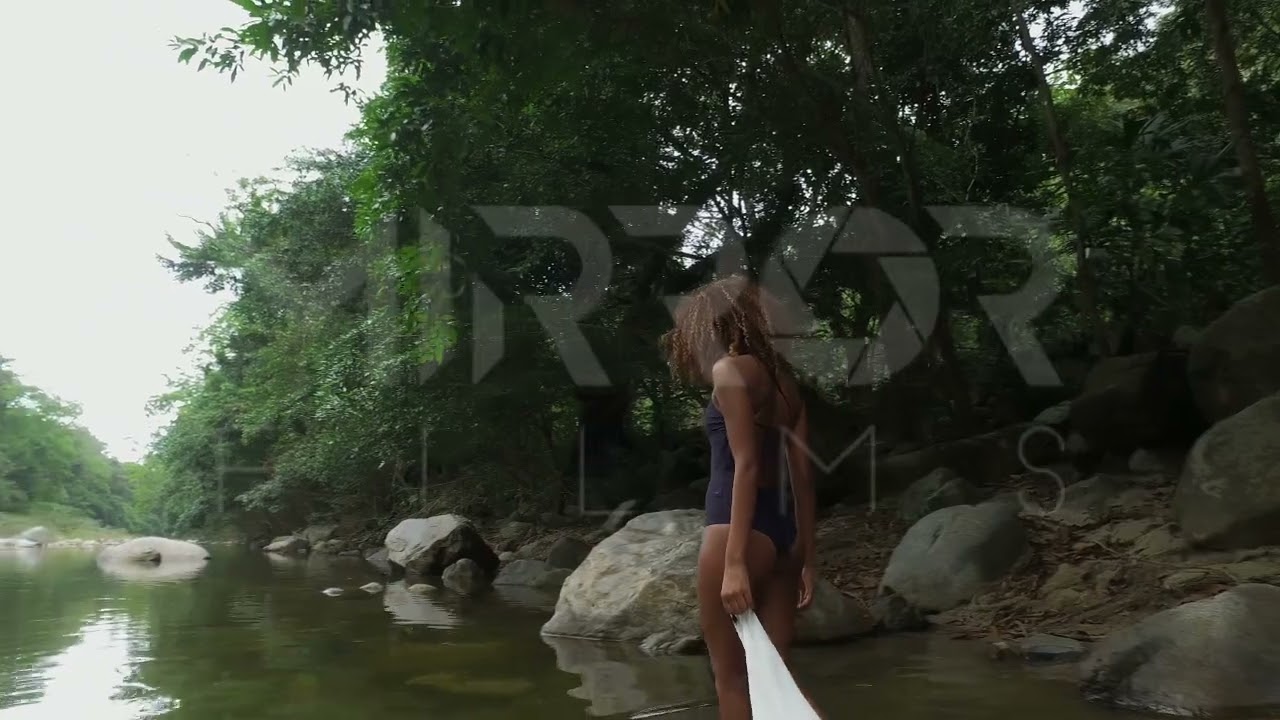 Mujer afro en el río Sierra Nevada de Santa Marta