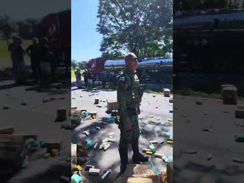 Acidente BR153💔#br153#carreta#carregamento#remedios#grave#acidente#centralina#canapolis#minasgerais