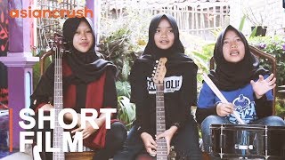 Download lagu Teen hijabi metal band smashes stereotypes with rock and roll in Indonesia | Inside Asia mp3