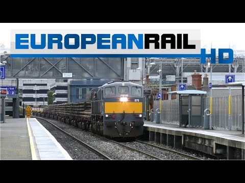 Iarnród Éireann Irish Rail 071 loco 076 + Materials Train passes Drumcondra Station