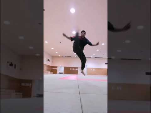 飛び後ろ回し蹴り