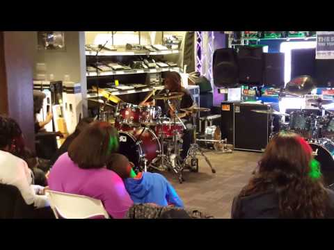 Thomas Pridgen, 17 Nov 2015 @ Guitar Center NYC, Drum Off