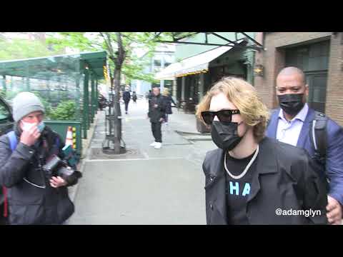 Kid Laroi leaves his hotel and greets fans on his way to SNL with Elon Musk and Miley Cyrus