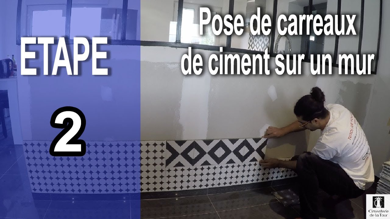 Pose de carreaux de ciment sur un mur en séjour