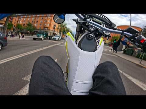 Åker Motorcykel mitt i Stockholm (Supermoto)